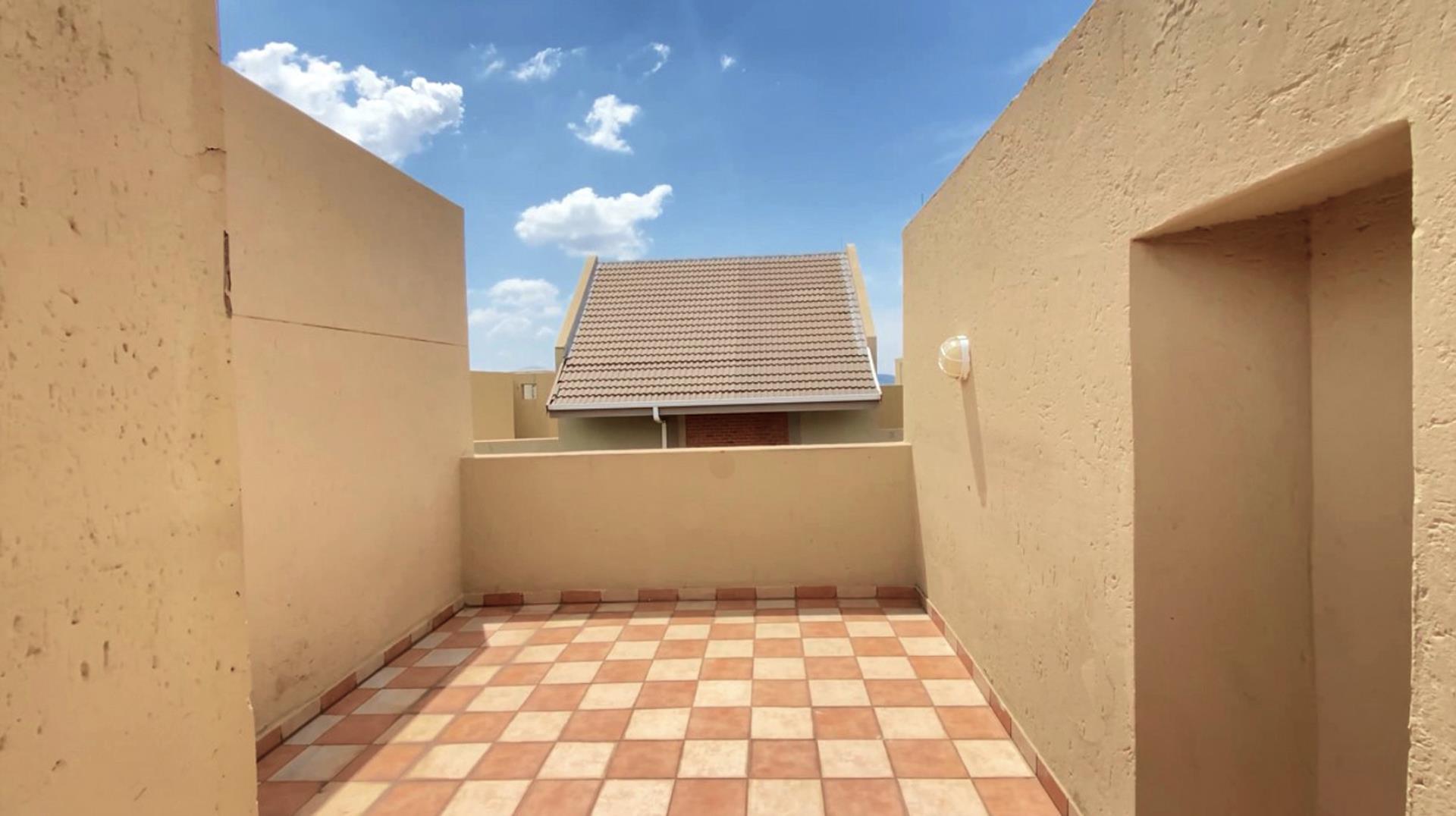 740457_balcony_top.jpg