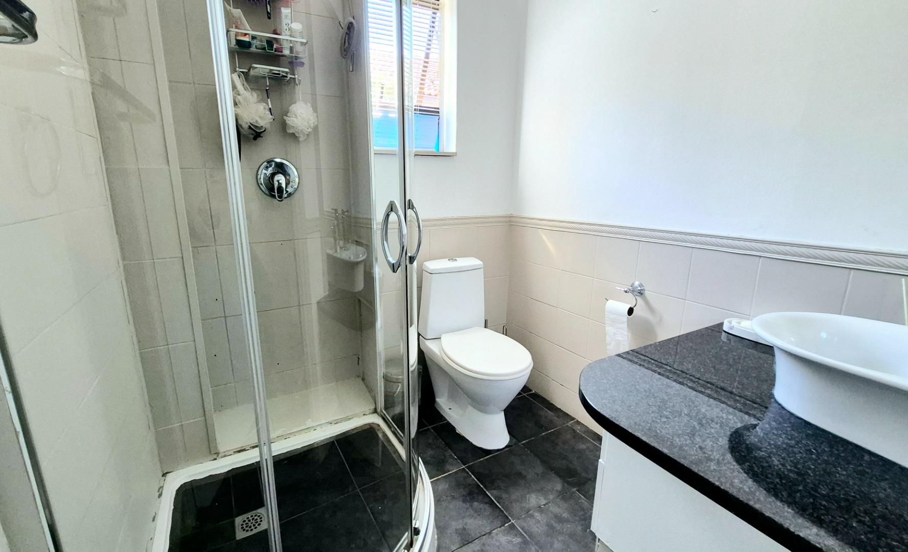 740582_Bathroom_2.jpg