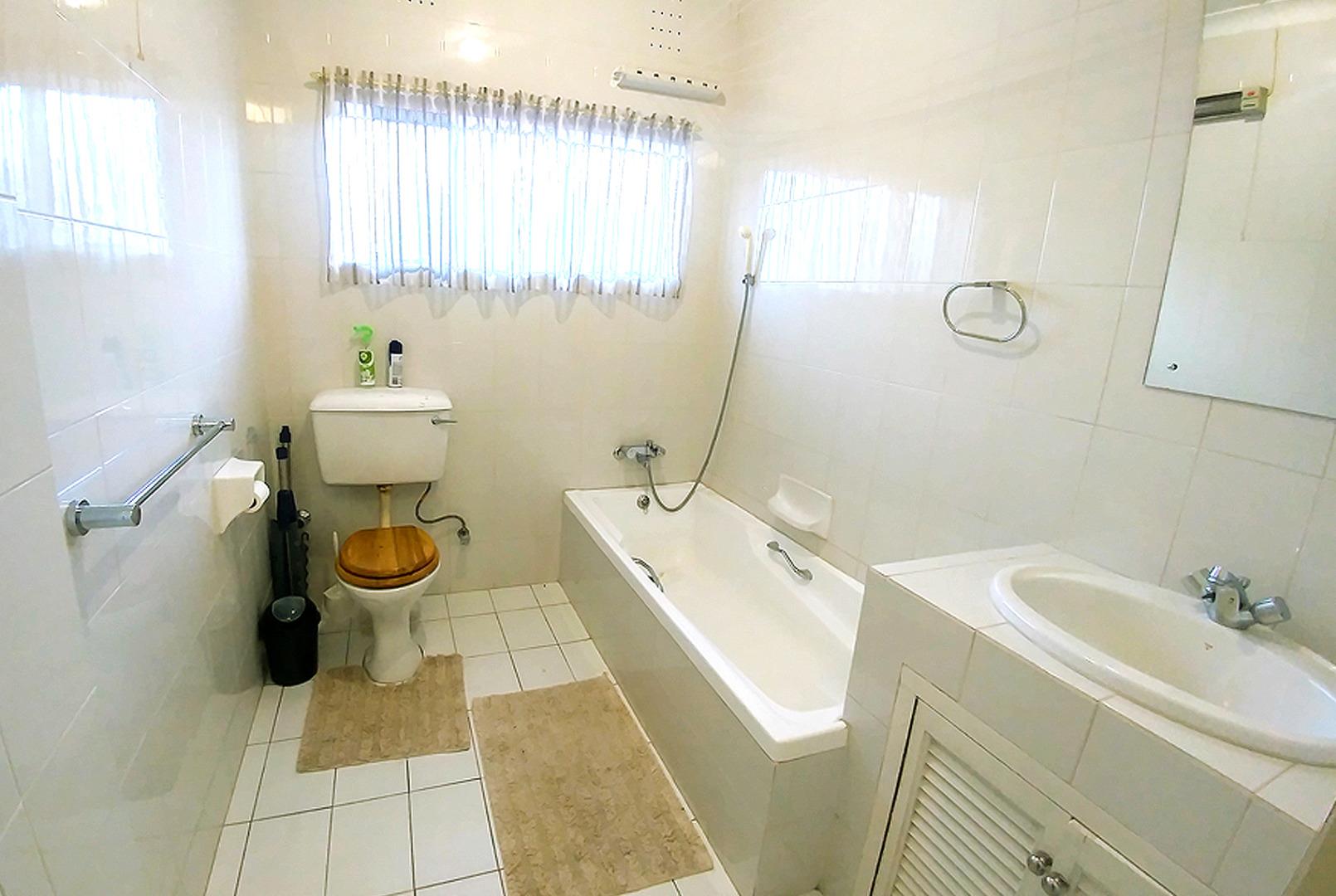 751045_bath.jpg