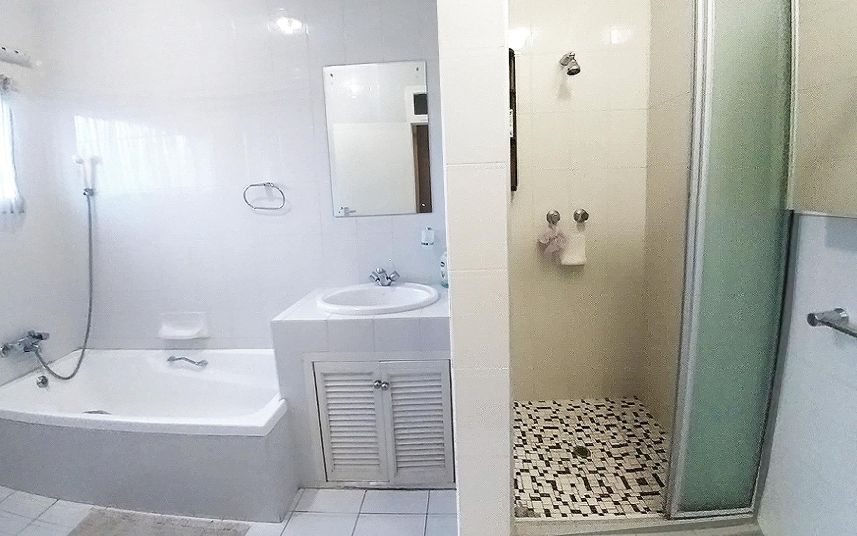 751045_bath2.jpg