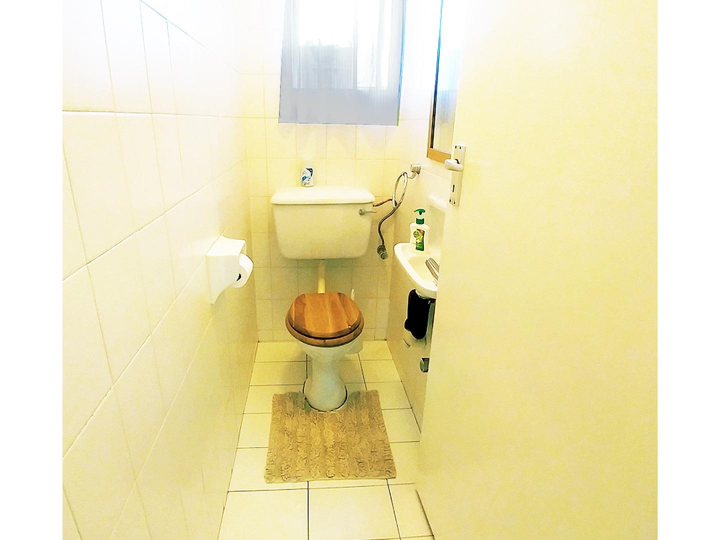 751045_bath_toilet.jpg
