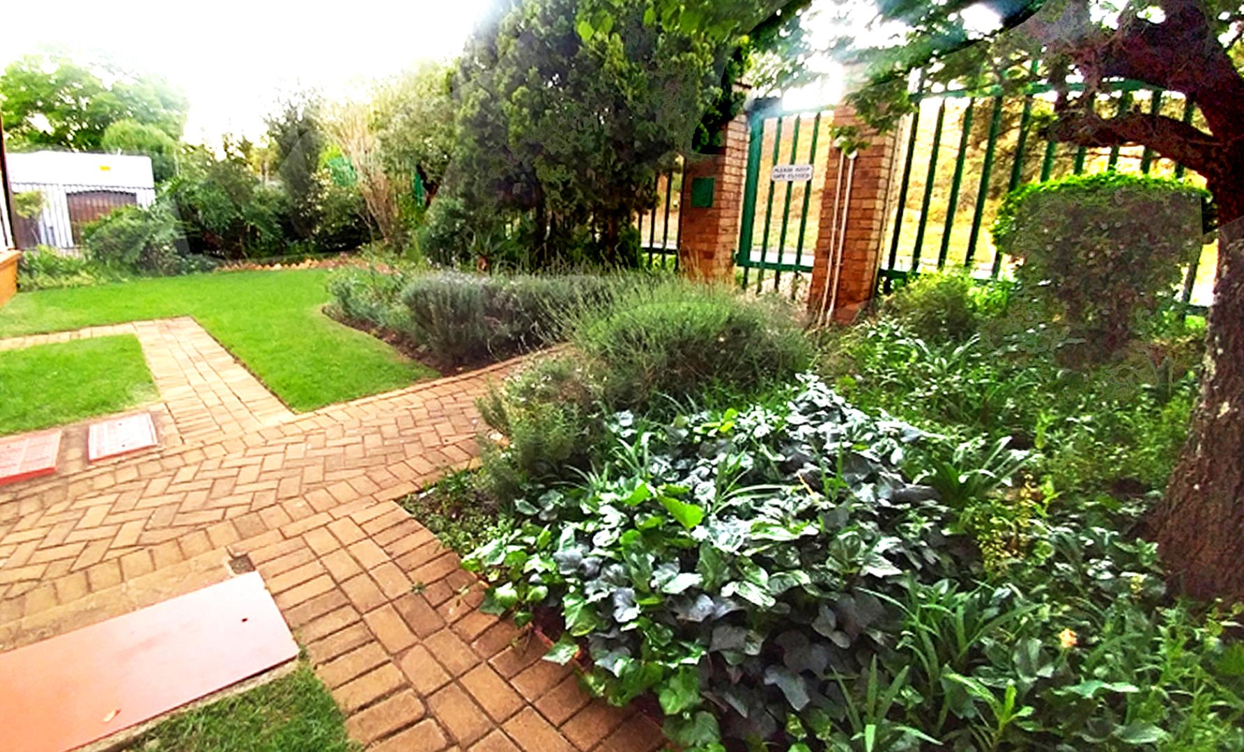751045_garden_front_gate.jpg