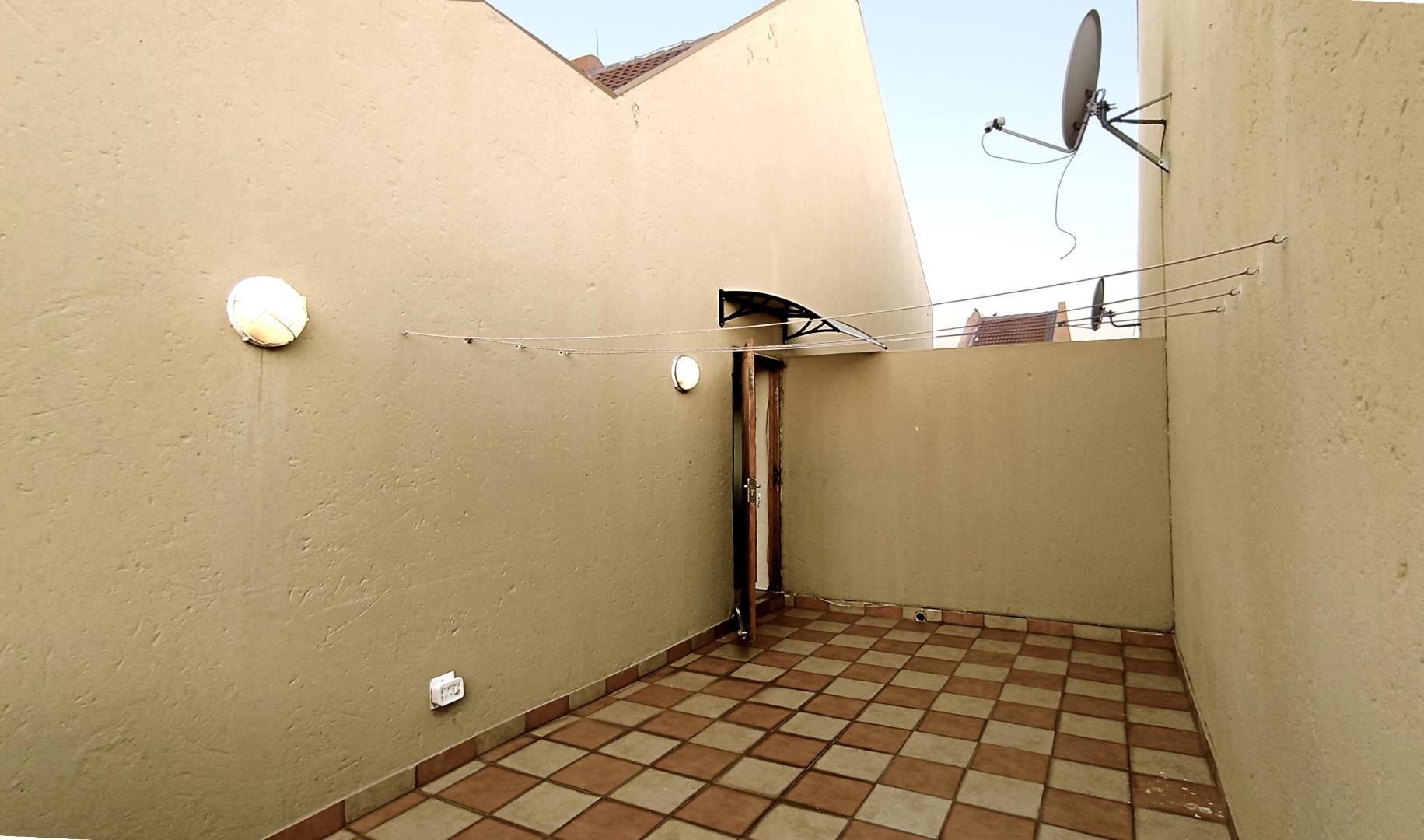 751583_balcony4.jpg
