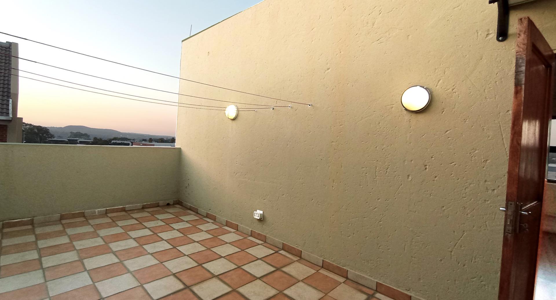751583_balcony5.jpg
