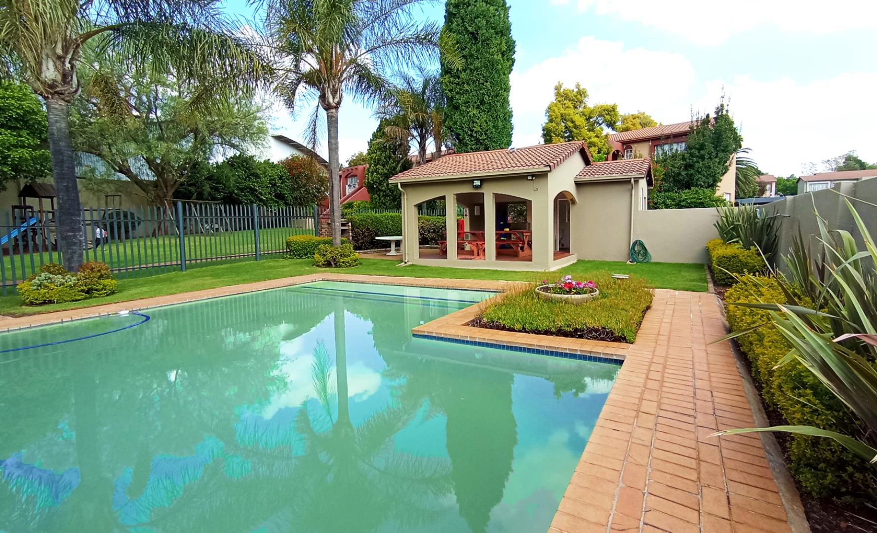 753670_pool4.jpg