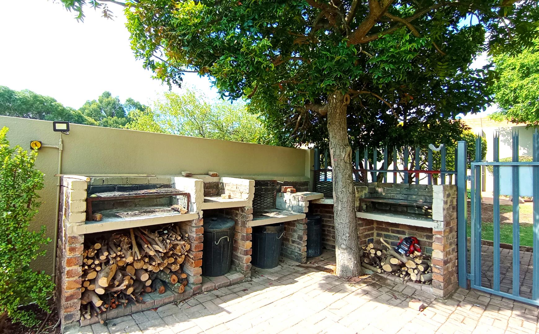 762887_pool_braai.jpg