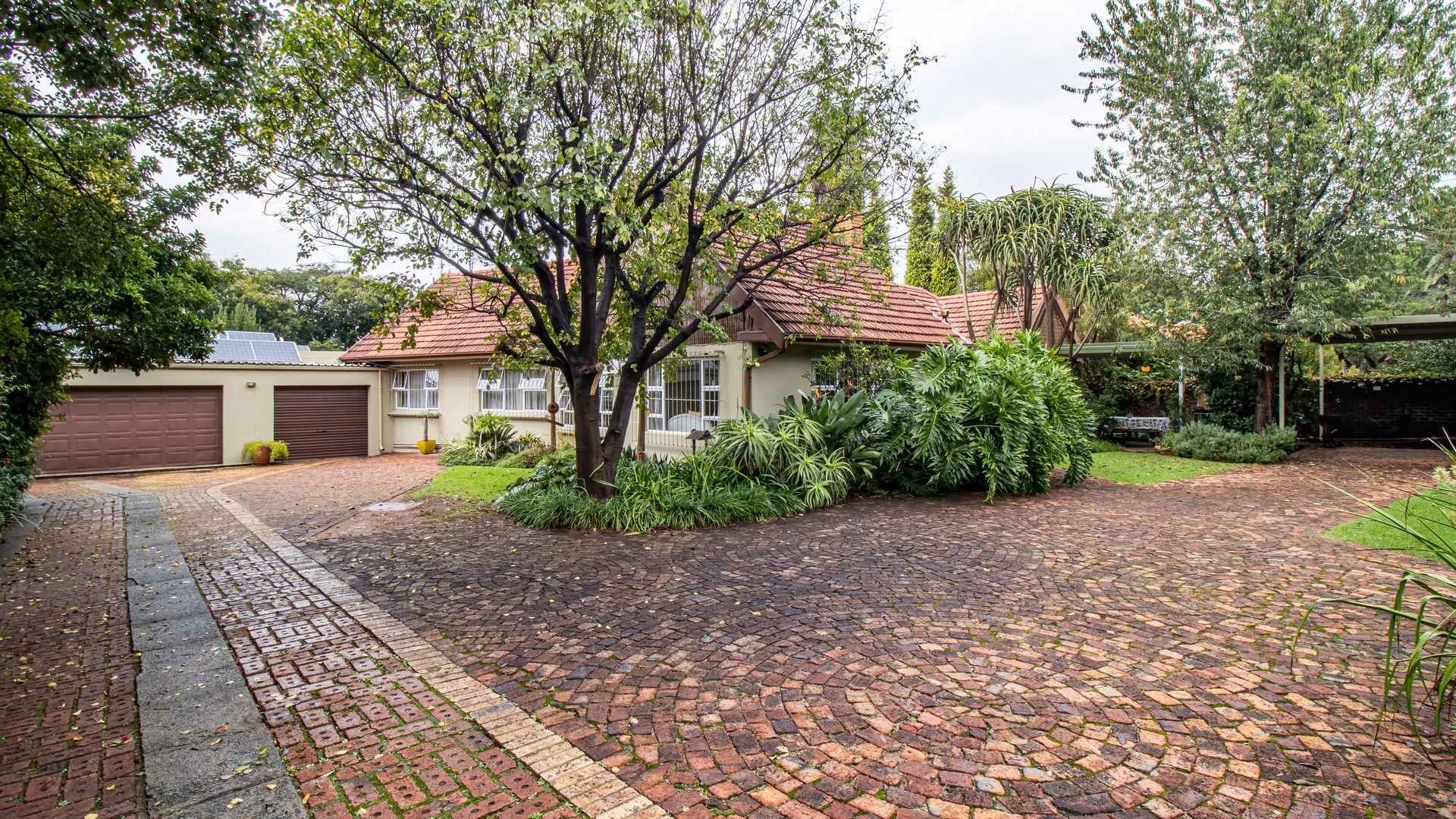 5 Bedroom House + Cottage/Flat for Sale - Gauteng