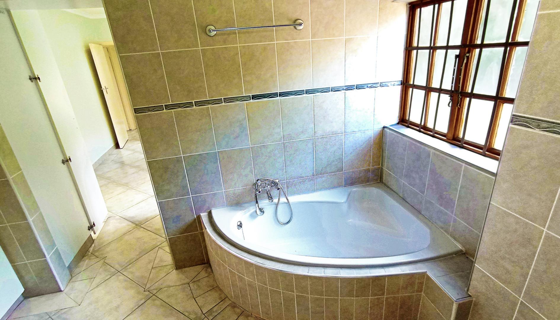 768779_bath4.jpg