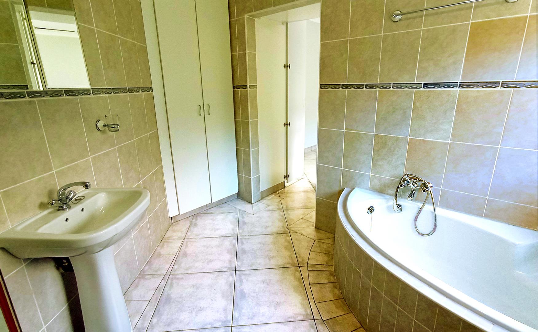 768779_bath5.jpg