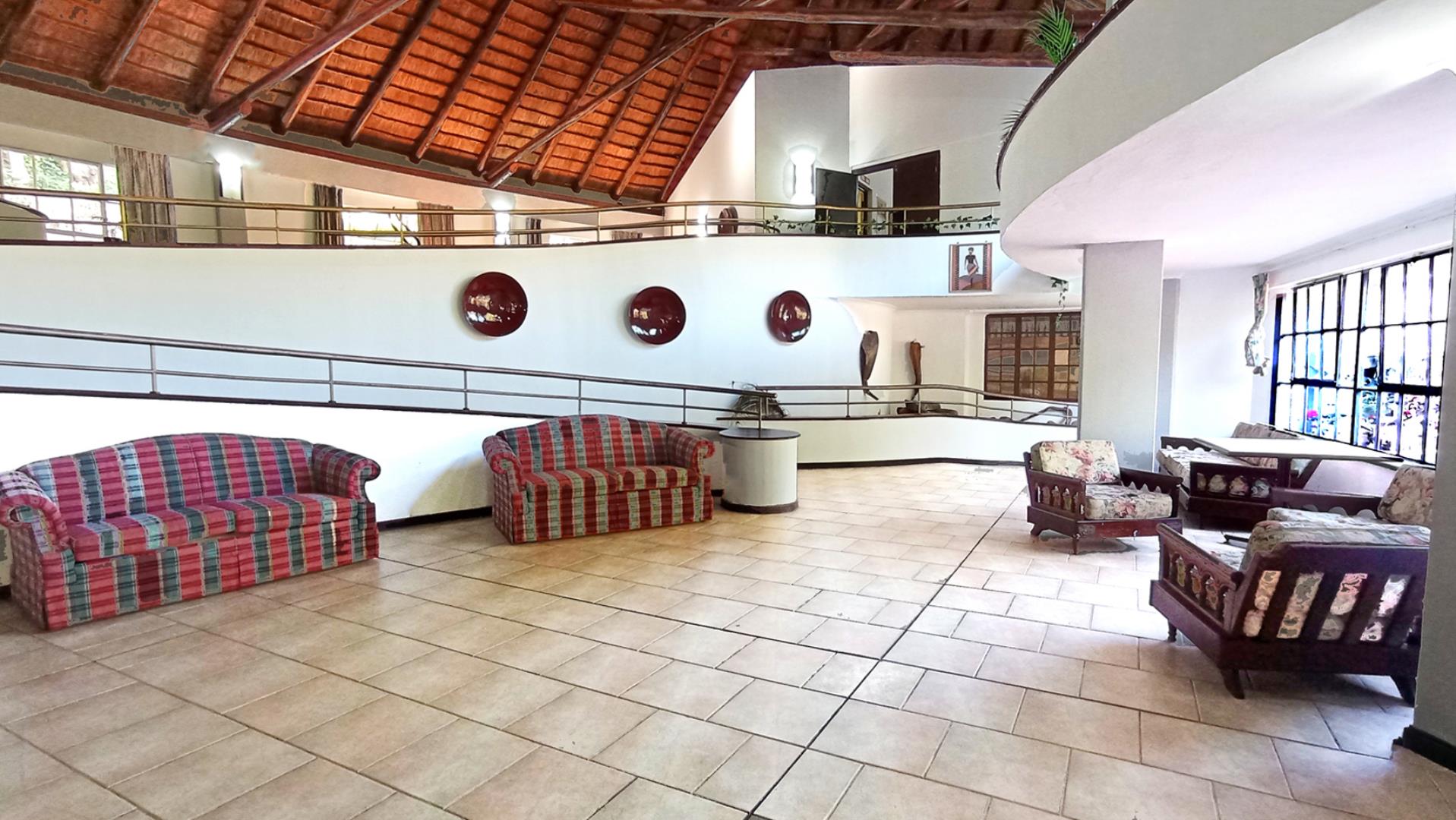 768779_hall2.jpg